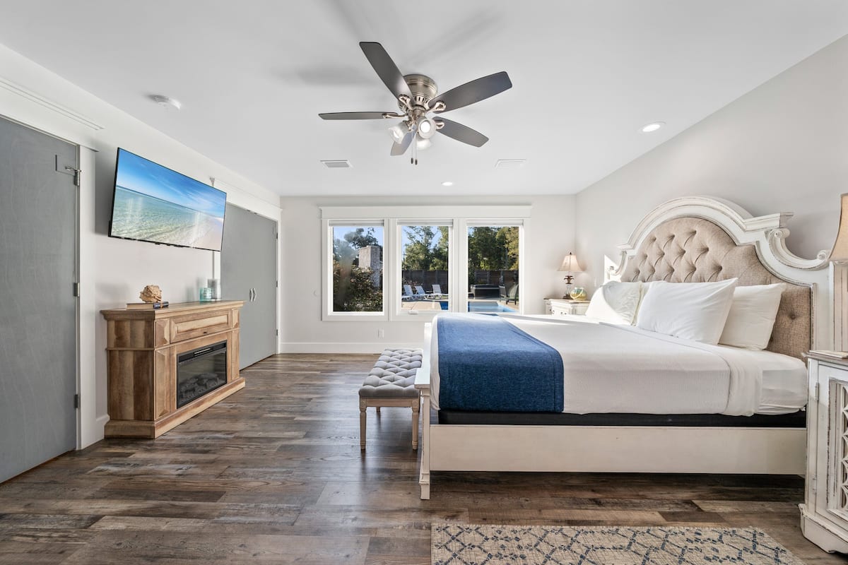 House, Multiple Beds, Pool Access, Pool View (Oak Manor) | 5 bedrooms, individually decorated, individually furnished, bed sheets