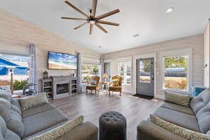 Living area - Resort Feel Home, Private Pool,spa,hammocks. Beach,owa,wharf-15min, 5 Bedrooms (Foley)