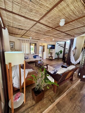Living area - House 250 meters from Palmas beach with swimming pool. (Governador Celso Ramos)