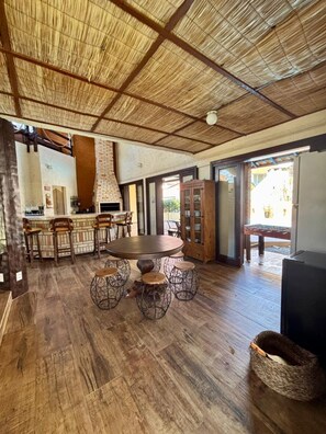 Dining - House 250 meters from Palmas beach with swimming pool. (Governador Celso Ramos)