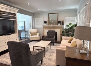 Living area - 2-bedroom house in lovely Los Angeles with AC and charm. Earthquake safe!! (Los Angeles)