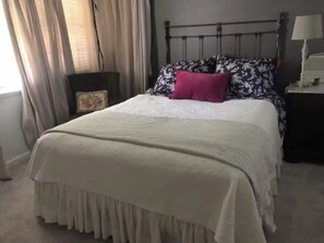 Room - 2-bedroom house in lovely Los Angeles with AC and charm. Earthquake safe!! (Los Angeles)