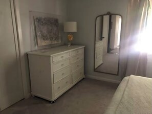 Een strijkplank/strijkijzer, internet, beddengoed