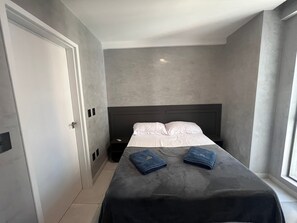 Strykejern/-brett, internettilgang og sengetøy