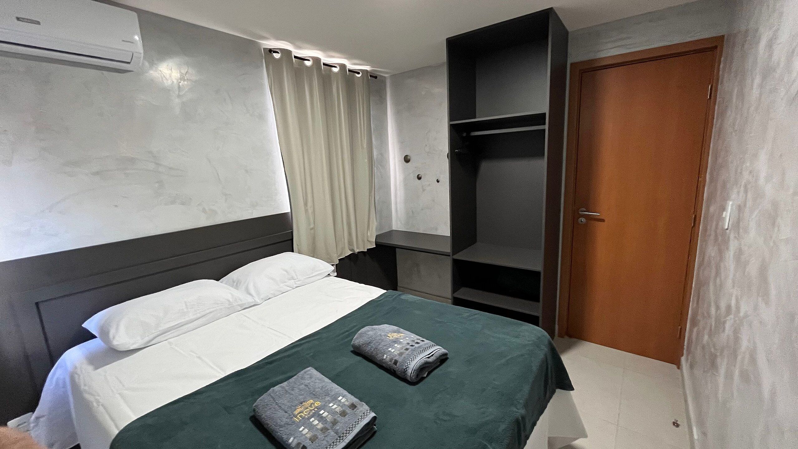 Ferros/tábuas de passar roupa, acesso à internet, roupa de cama