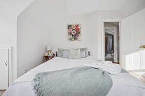 Free WiFi, bed sheets - Appealing 2br Cape Cod w/ bonus rm & fiber Wi-Fi! (Toledo)