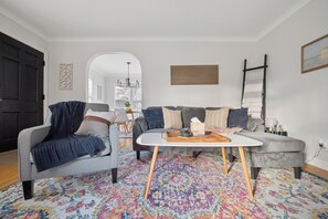 Smart TV - Appealing 2br Cape Cod w/ bonus rm & fiber Wi-Fi! (Toledo)