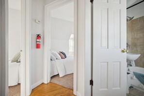 Free WiFi, bed sheets - Appealing 2br Cape Cod w/ bonus rm & fiber Wi-Fi! (Toledo)