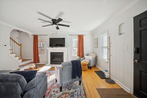 Smart TV - Appealing 2br Cape Cod w/ bonus rm & fiber Wi-Fi! (Toledo)