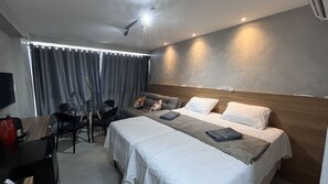 Tabla de planchar con plancha, internet y ropa de cama 