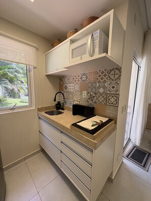 Fridge, microwave, coffee/tea maker, toaster - Flat Premium Solar Água Apart Hotel - Pipa (Tibaú do Sul)