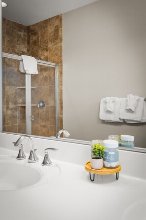 Shower, hair dryer, towels, shampoo - Broad Marsh Breeze | Pool, Kayak & Near Beach (Ocean City)
