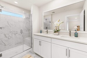Shower, hair dryer, towels - Lighthouse Bay Luxury Townhome | Arcade Loft (Ocean City)