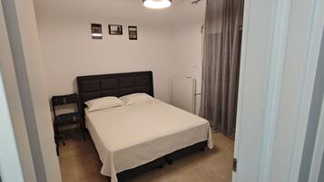 Tabla de planchar con plancha, wifi y ropa de cama