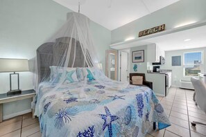 1 bedroom, iron/ironing board, Internet - Beach Condo - Steps to the Beach (Gulf Shores)