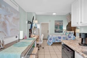 Private kitchen - Beach Condo - Steps to the Beach (Gulf Shores)
