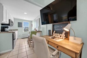 Dining - Beach Condo - Steps to the Beach (Gulf Shores)