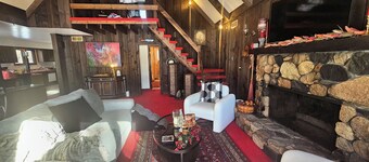 COTTAGE A FRAME, PRIVATE 2 ACRE LOT, LAKE MICHIGAN, DUNES, SLEEPS 8, PETS OK