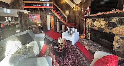 COTTAGE A FRAME, PRIVATE 2 ACRE LOT, LAKE MICHIGAN, DUNES, SLEEPS 8, PETS OK