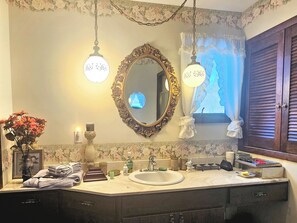 Haartrockner, Handtücher, Seife, Toilettenpapier