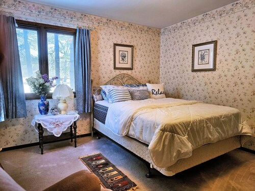 COTTAGE A FRAME, PRIVATE 2 ACRE LOT, LAKE MICHIGAN, DUNES, SLEEPS 8, PETS OK