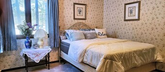 COTTAGE A FRAME, PRIVATE 2 ACRE LOT, LAKE MICHIGAN, DUNES, SLEEPS 8, PETS OK