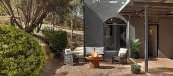 The Castle: Off-Grid Retreat nestled in the Sedgwick Valley 20 mins from Bendigo