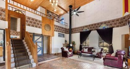 The Castle: Off-Grid Retreat nestled in the Sedgwick Valley 20 mins from Bendigo