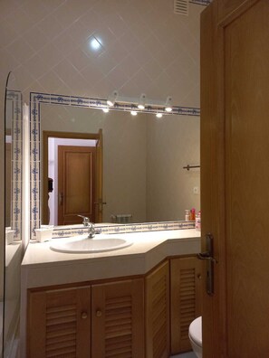 Shower, hair dryer, towels - Vrbo Property (Amoreira)