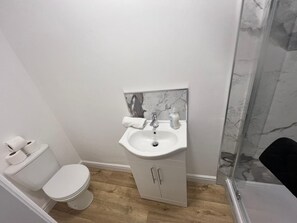 Dusche, Haartrockner, Handtücher, Seife