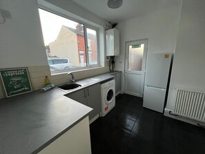 Private kitchen - 4 bedroom 5 double beds 2 bathroom contractor haven (Goole)