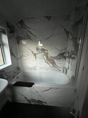 Shower, hair dryer, towels, soap - 4 bedroom 5 double beds 2 bathroom contractor haven (Goole)