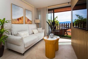 Smart TV - Luxury UCAM Studio | Desk & High-Speed Wi-Fi (Guadalupe)