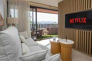 Smart TV - Luxury UCAM Studio | Desk & High-Speed Wi-Fi (Guadalupe)