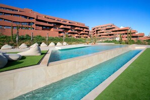 Una piscina al aire libre