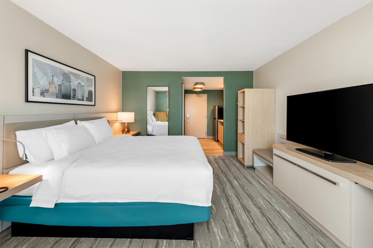 Deluxe Room, 1 King Bed, Accessible (Hearing) | Premium bedding, down duvets, pillow-top beds, desk