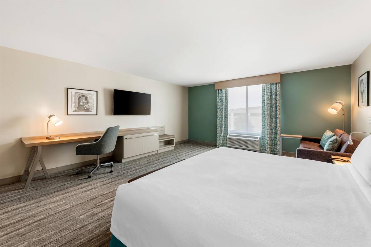 Deluxe Room, 1 King Bed, Accessible, Bathtub (Mobility & Hearing) | Premium bedding, down duvets, pillow-top beds, desk