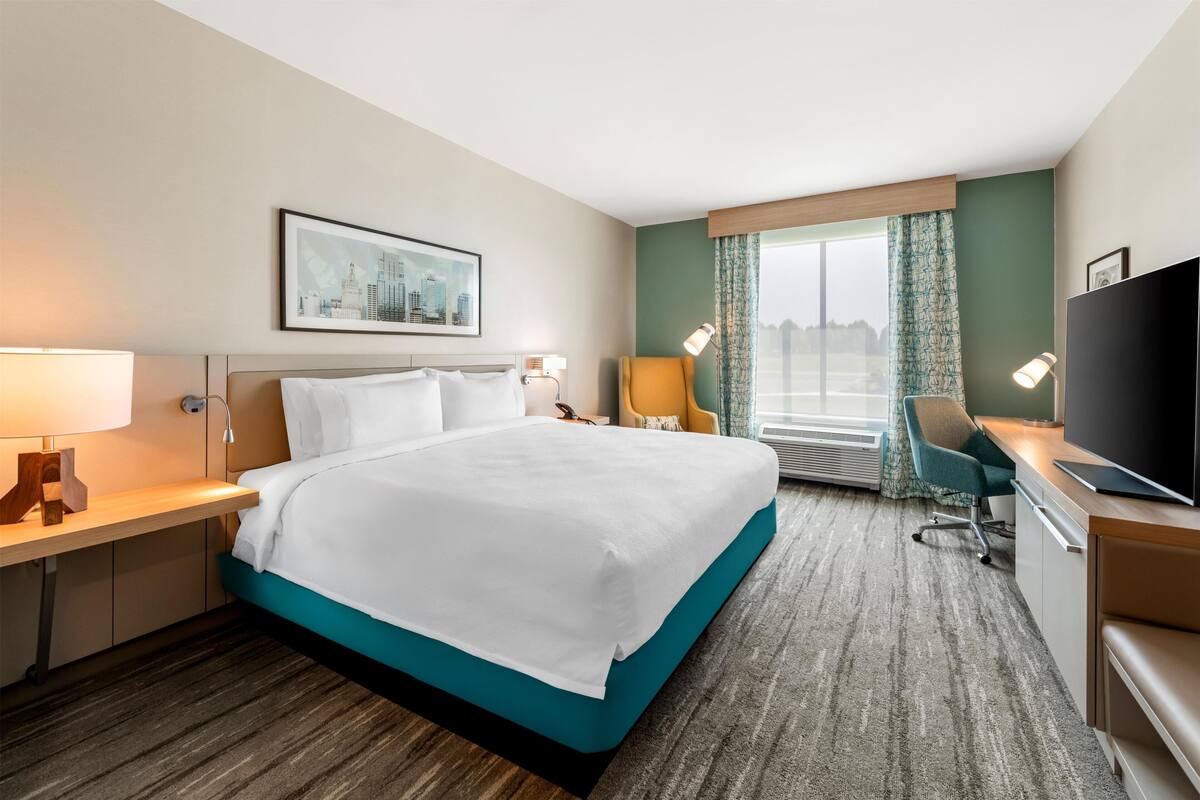 Deluxe Room, 1 King Bed | Premium bedding, down duvets, pillow-top beds, desk