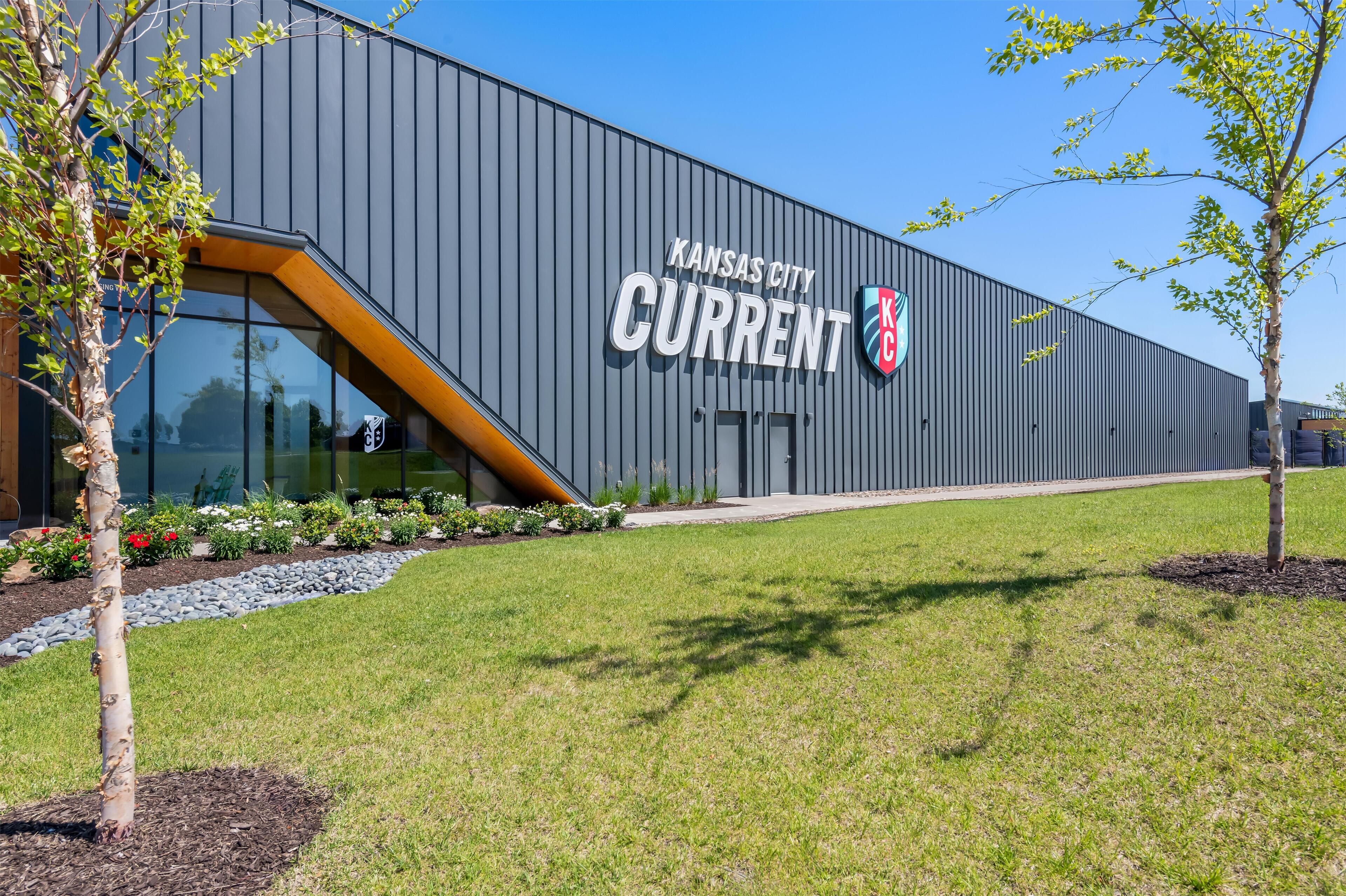 Un edificio moderno con un cartel que dice 'Kansas City Current'.