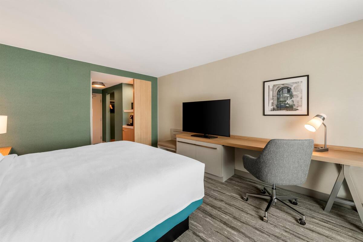 Room, 1 King Bed | Premium bedding, down duvets, pillow-top beds, desk