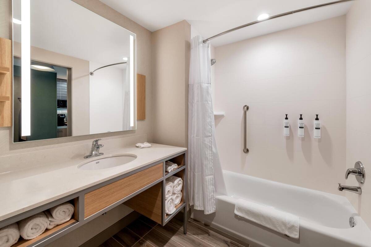 Rom – deluxe, 2 queensize-senger, tilgjengelighetstilpasset (Hearing) | Bad | Hårføner, håndklær, såpe og sjampo
