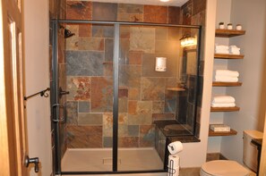 Douche, sèche-cheveux, serviettes fournies, savon