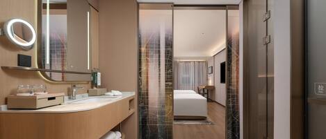 Deluxe Room, 2 Twin Beds | Bathroom