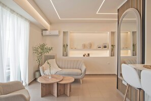 Living area - Kary's Filopappou View 1BR Apartment (Athina)