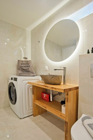 Hair dryer, towels, soap, toilet paper - Kary's Filopappou View 1BR Apartment (Athina)