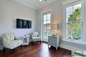 TV - Newer home with Southern Charm that is beautifully decorated in the heart of Downtown Savannah (Savannah)