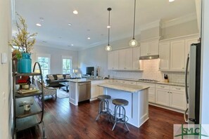 Fridge, microwave, oven, stovetop - Newer home with Southern Charm that is beautifully decorated in the heart of Downtown Savannah (Savannah)