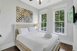 4 bedrooms, iron/ironing board, travel cot, free WiFi - Newer home with Southern Charm that is beautifully decorated in the heart of Downtown Savannah (Savannah)