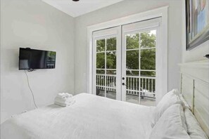 4 bedrooms, iron/ironing board, travel cot, free WiFi - Newer home with Southern Charm that is beautifully decorated in the heart of Downtown Savannah (Savannah)