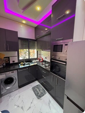 Geladeira, micro-ondas, fogão, cafeteira/chaleira